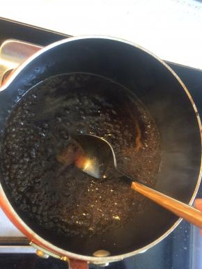 另起一锅，倒入生抽、蜂蜜和水，比例为2:1:2，煮开后，用少许淀粉勾芡，快速搅拌至黏稠即为调味汁