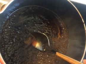 另起一锅，倒入生抽、蜂蜜和水，比例为2:1:2，煮开后，用少许淀粉勾芡，快速搅拌至黏稠即为调味汁