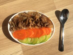 到了享用的时候了，白米饭打底，铺上满满的肥牛片和蔬菜，最后浇上调味汁即可。