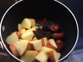 将红枣、枸杞洗净，苹果切块，加一勺红糖置于小锅内。