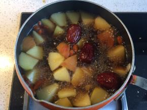 加入足量的水，大火煮开后转小火炖20分钟