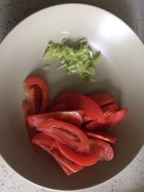 先和一小块面醒着备用（15分钟），葱切葱花，番茄切薄片