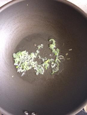 热锅凉油下葱花爆香