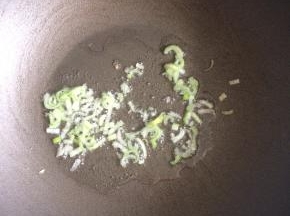 热锅凉油下葱花爆香