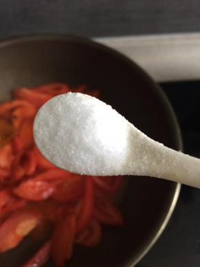 下番茄，加入适量盐，用铲子尽量将番茄压碎成泥，这样可以更多更快地让番茄出汁