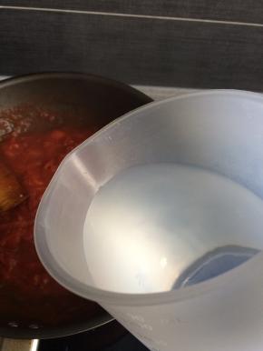 最后加入适量的清水煮开后即为番茄汤底。