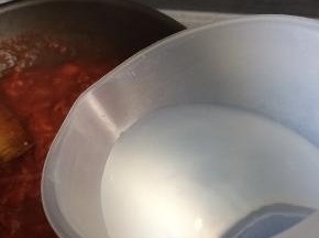 最后加入适量的清水煮开后即为番茄汤底。