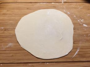 将醒好的面在案板上擀成先薄片