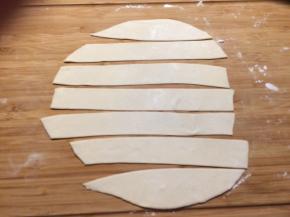 再切成均匀宽度的长条。