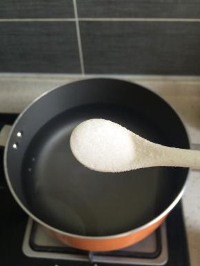 煮一锅水，放入适量食盐