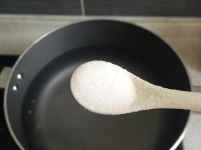 煮一锅水，放入适量食盐