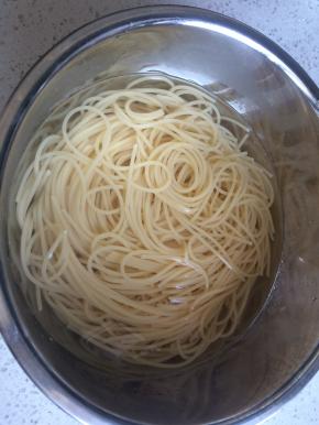 捞出过凉水沥干备用