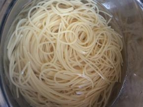 捞出过凉水沥干备用