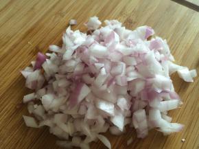 番茄洋葱切小丁，大蒜切成蒜末