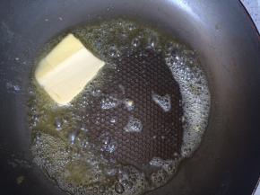 锅中放黄油融化