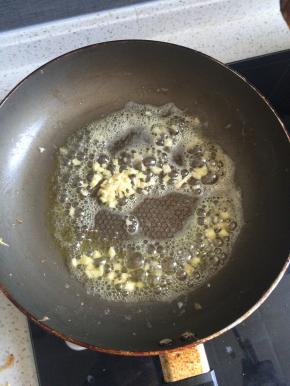 下蒜末炒至金黄
