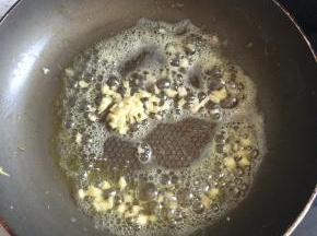下蒜末炒至金黄
