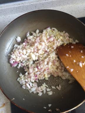 下洋葱炒至洋葱变透明