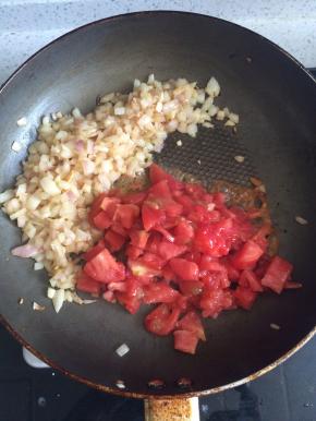 下番茄丁，加入适量盐翻炒至番茄出汁