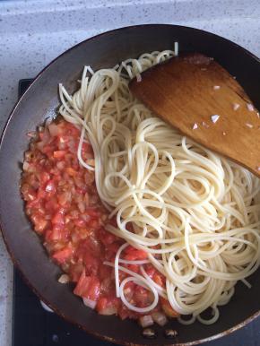 将煮好的意面放入酱汁中翻炒均匀