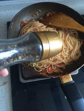 撒适量黑胡椒调味出锅