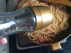 撒适量黑胡椒调味出锅