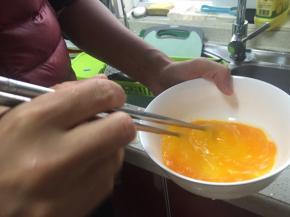 将鸡蛋打散，饭少量盐和料酒