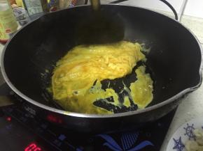 依次锅中倒入少量橄榄油，加入蛋液，翻炒成固体状，拿出