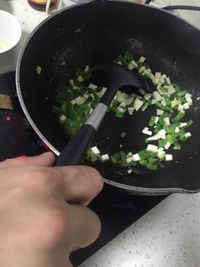 再加入适量橄榄油，烧热加入青椒炒至变软