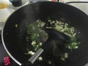 倒入少量料酒，加入茭白