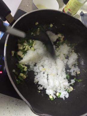 加入蒸好的米饭