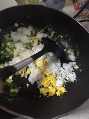 倒入炒好的鸡蛋炒匀、捣碎