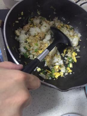 快速翻炒，依次加入鲜酱油、少量盐