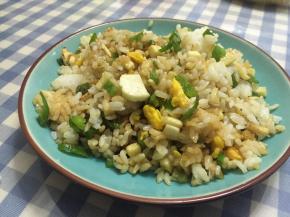 最后饭要粒粒分开，酱油搅拌均匀，即可出锅