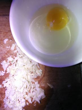 准备好食材，鸡蛋和白菜