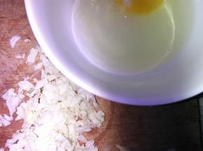准备好食材，鸡蛋和白菜