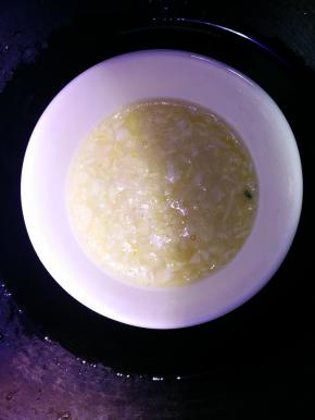 在鸡蛋里加入盐 ，然后放入锅子中蒸20分钟