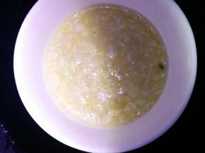 在鸡蛋里加入盐 ，然后放入锅子中蒸20分钟