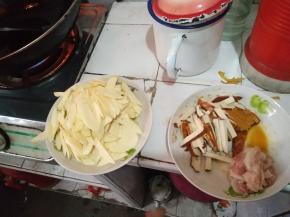 准备好食材，切好的茭白、肉丝、豆腐干，肉丝需要浸泡下料酒