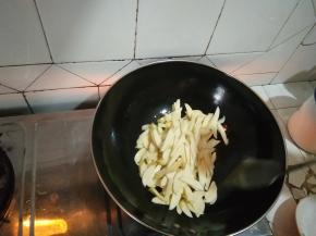 倒入花生油，将茭白放入锅中，翻炒5分钟