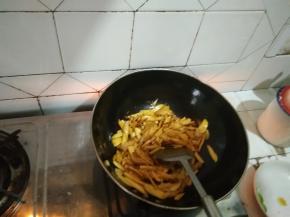 放入少许酱油、盐翻炒，再放入肉丝