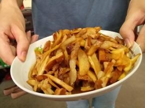 3分钟后放入少许味精，出锅盛盘