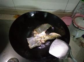 在锅内倒入适量的花生油，放入切好的鲶鱼，油炸