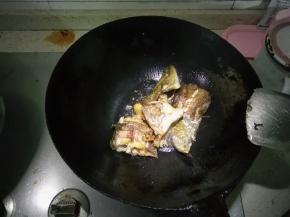 将鲶鱼炸至如图3这样黄灿灿