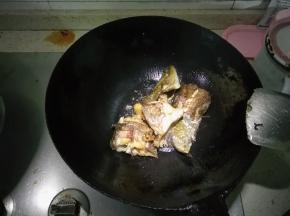 将鲶鱼炸至如图3这样黄灿灿