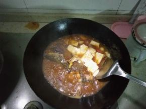 盖上锅盖煮10分钟后，出锅盛盘即可如图