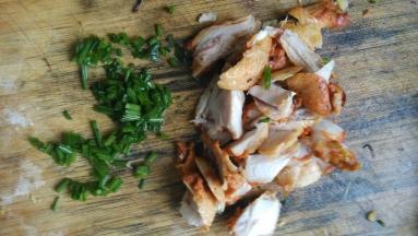 将新奥尔良鸡肉切片，准备好小葱花