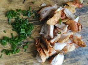 将新奥尔良鸡肉切片，准备好小葱花