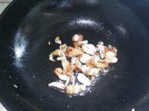 在锅内倒入适量的花生油，新奥尔良鸡肉切片翻炒