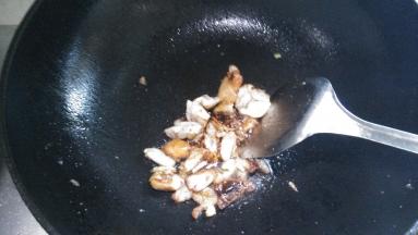 5分钟后，倒入适量的豆瓣酱